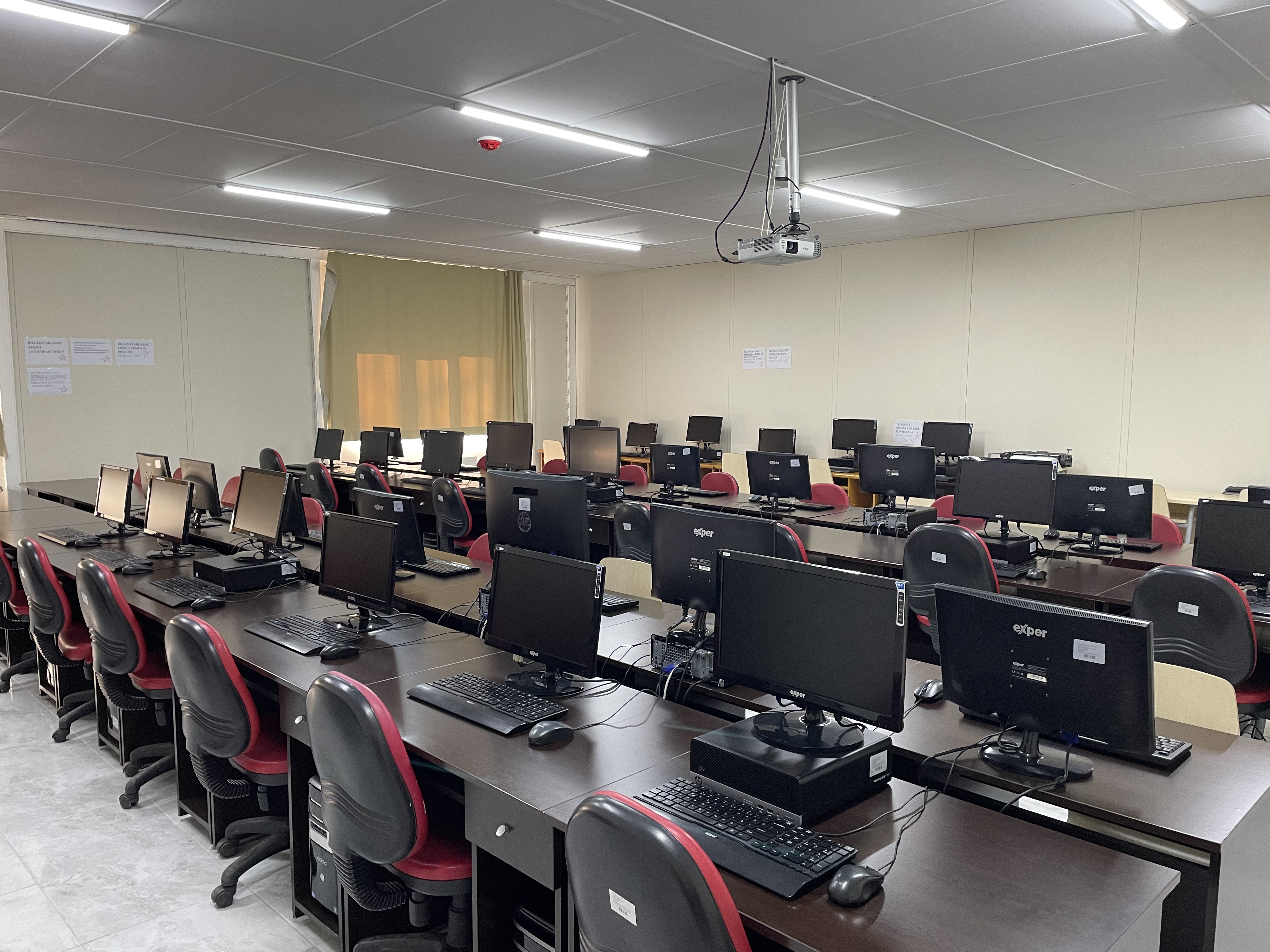 Okulumuz Bilgisayar Laboratuvarı Bakım Çalışmaları Yapılarak Kullanıma Hazır Hale Getirildi