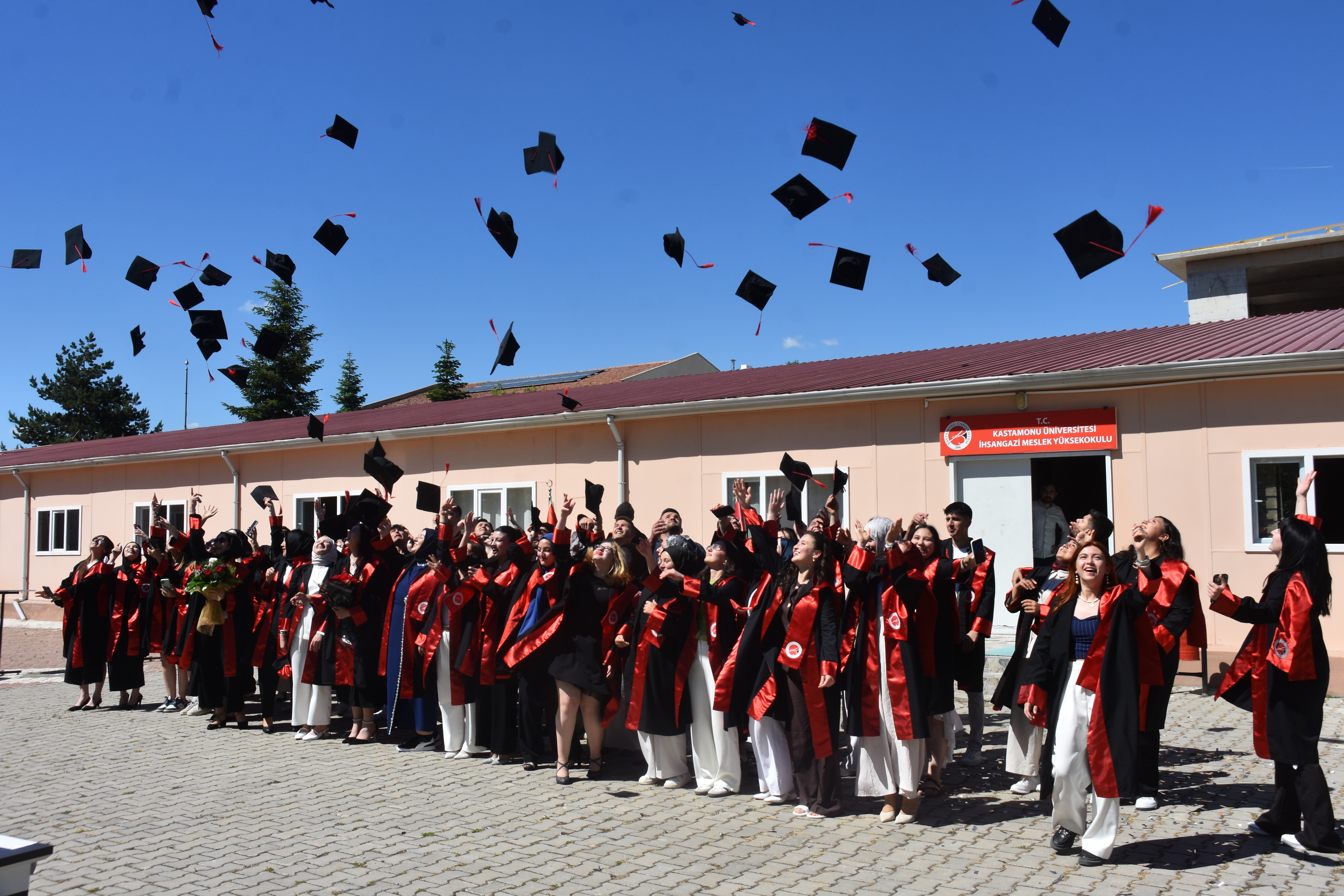 İhsangazi MYO’da Mezuniyet Coşkusu: 20. Yıl Dönümünde Unutulmaz Veda!